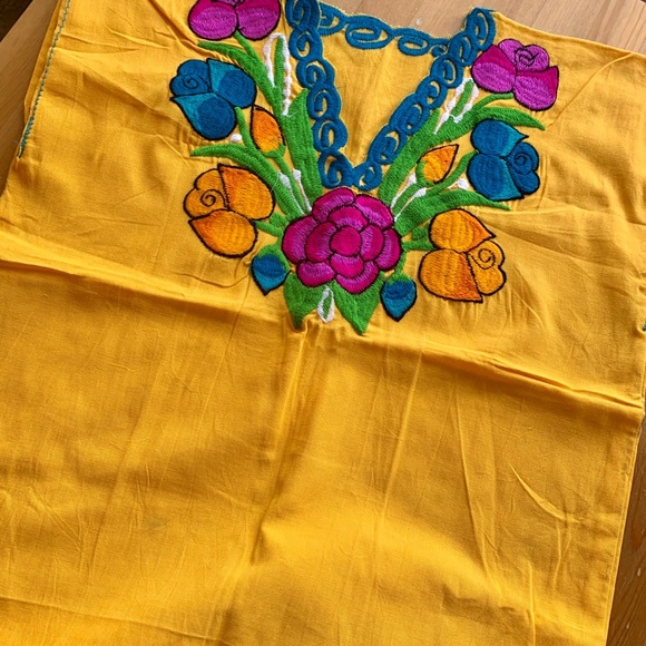 ✨2/$20✨ Mexican Embroidered Blouse - Picture 2 of 6